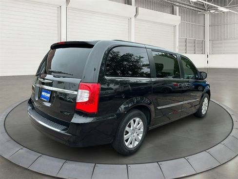 Used 2014 Chrysler Town & Country Touring FWD image 5