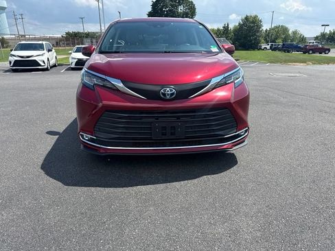 Used 2023 Toyota Sienna XLE AWD/4WD image 5