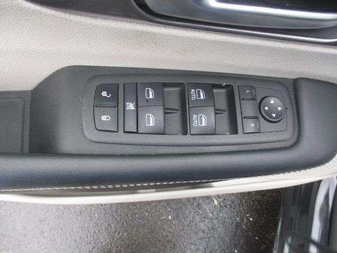 Used 2023 Chrysler Pacifica Touring-L FWD image 18