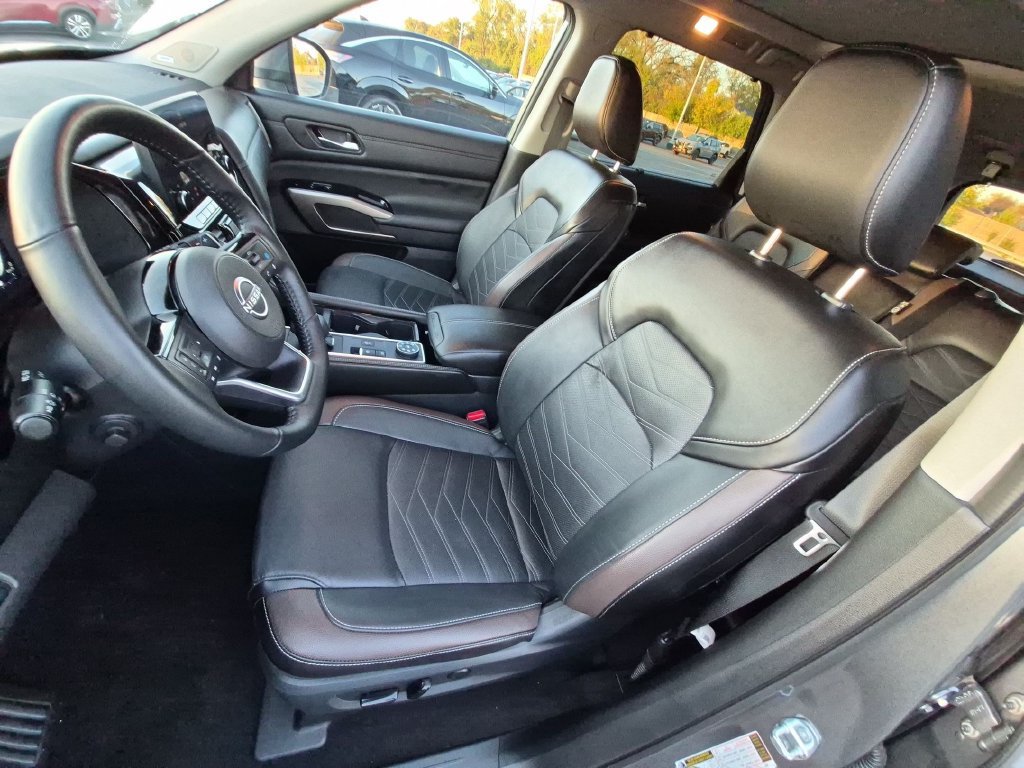 Used 2024 Nissan Pathfinder Platinum w/ Cargo Package AWD/4WD image 11
