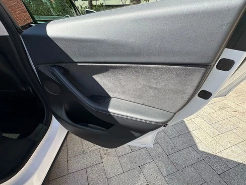 Used 2022 Tesla Model Y Long Range AWD/4WD image 30