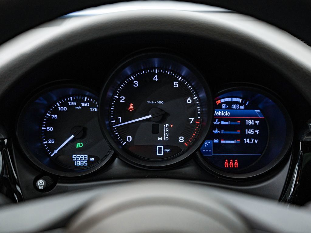 Certified 2025 Porsche Macan AWD/4WD image 31