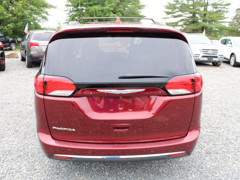 Used 2017 Chrysler Pacifica Touring-L w/ Tire & Wheel Group FWD image 8