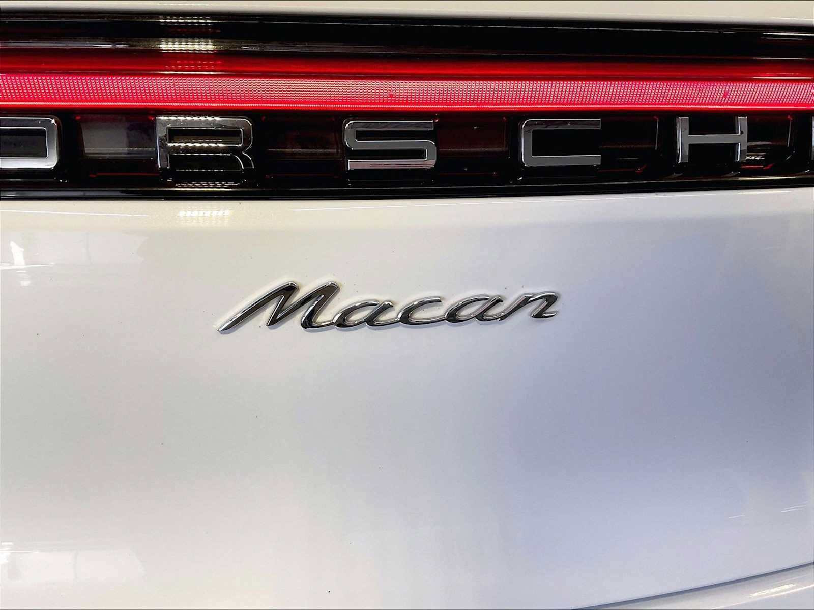 Certified 2023 Porsche Macan AWD/4WD image 35
