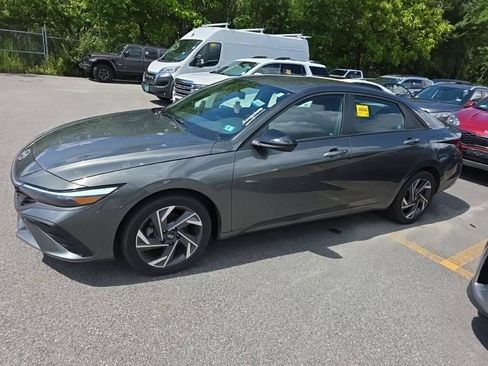 Used 2025 Hyundai Elantra Sport w/ Cargo Package FWD image 6