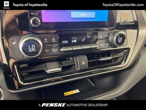 Used 2023 Toyota Highlander XLE AWD/4WD image 32