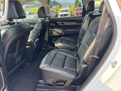 Used 2024 Kia Telluride EX w/ EX Captain's Chair Package FWD image 10