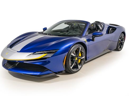 Used 2022 Ferrari SF90 Spider image 2
