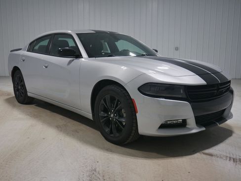 Used 2022 Dodge Charger SXT w/ Blacktop Package image 3
