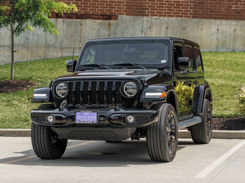 Used 2022 Jeep Wrangler Unlimited Sahara AWD/4WD image 7