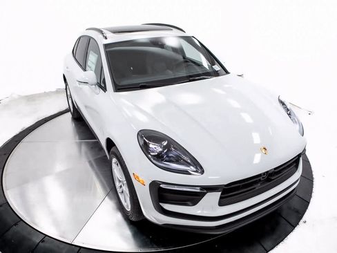 Certified 2025 Porsche Macan image 38
