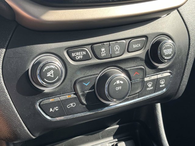 Used 2016 Jeep Cherokee Latitude w/ Cold Weather Group AWD/4WD image 30