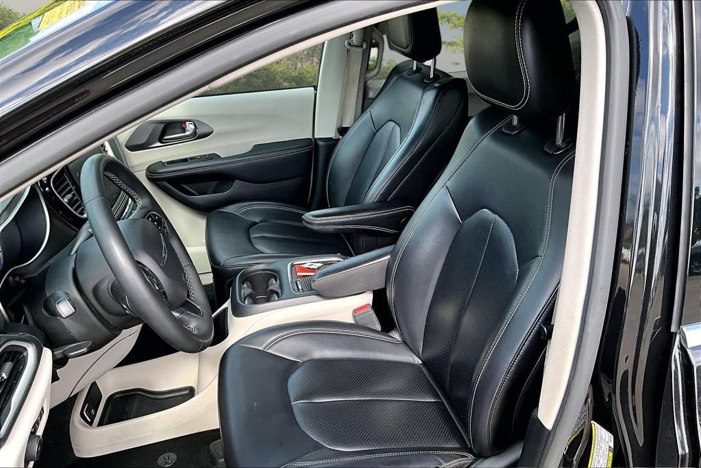 Used 2023 Chrysler Pacifica Touring-L FWD image 25