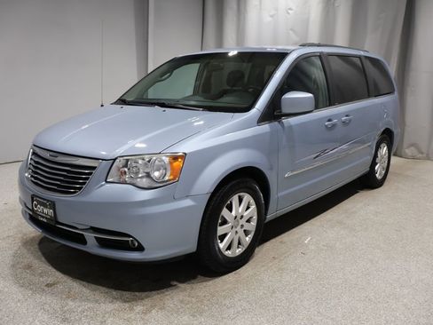 Used 2013 Chrysler Town & Country Touring image 5