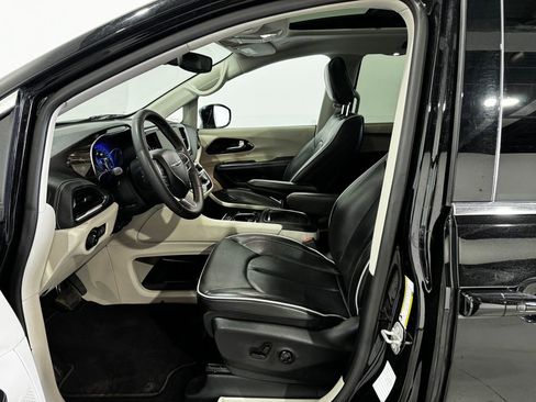 Used 2024 Chrysler Pacifica Limited FWD image 14