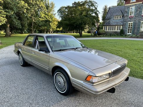 Used 1996 Buick Century Sedan FWD image 2