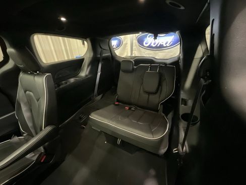 Used 2026 Chrysler Pacifica Limited FWD image 11