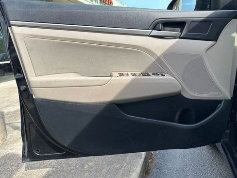 Used 2017 Hyundai Elantra SE image 11