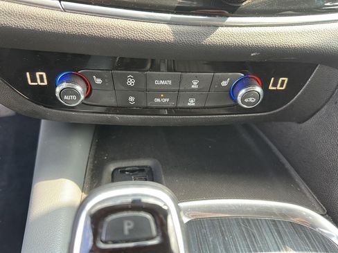 Used 2021 Buick Enclave Essence AWD/4WD image 18