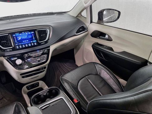 Used 2017 Chrysler Pacifica Limited w/ UConnect Theater Package FWD image 25