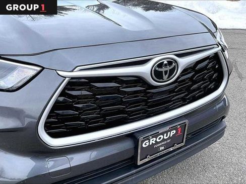 Certified 2025 Toyota Highlander XLE image 32