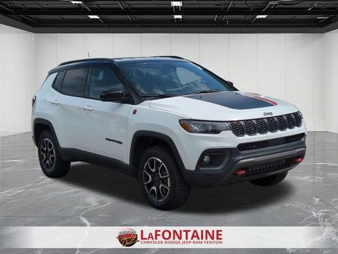 Used 2025 Jeep Compass Trailhawk AWD/4WD image 7