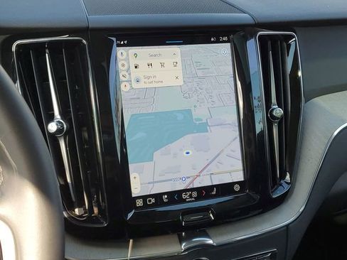 Used 2025 Volvo XC60 B5 Plus image 13