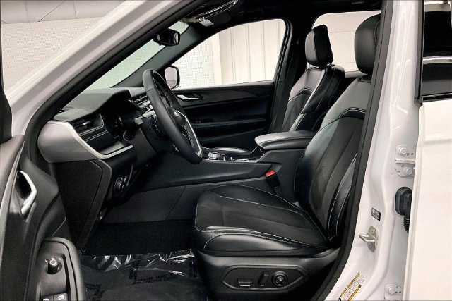Used 2023 Jeep Grand Cherokee Altitude AWD/4WD image 23