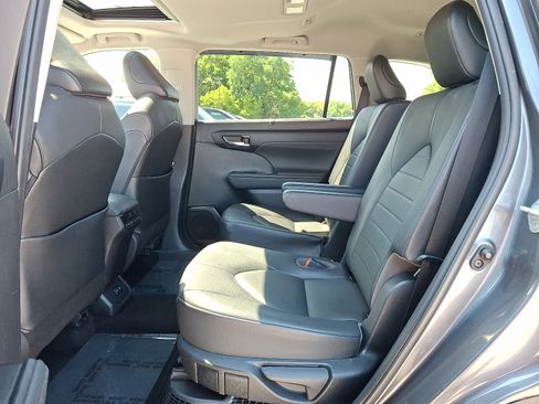 Used 2020 Toyota Highlander XLE AWD/4WD image 11