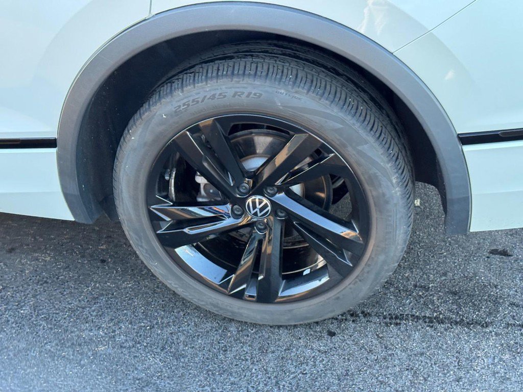 Used 2024 Volkswagen Tiguan SE R-Line FWD image 7