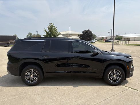 Used 2025 Chevrolet Traverse LT FWD image 9