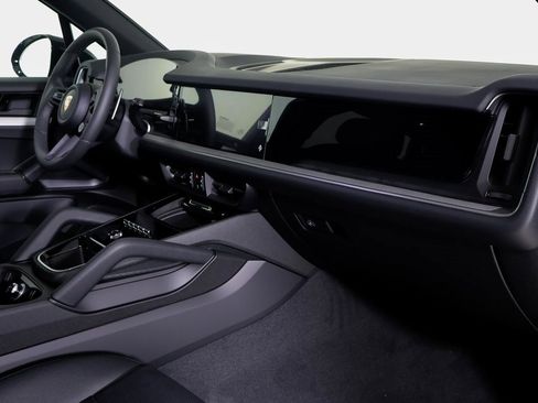 Used 2025 Porsche Cayenne image 7