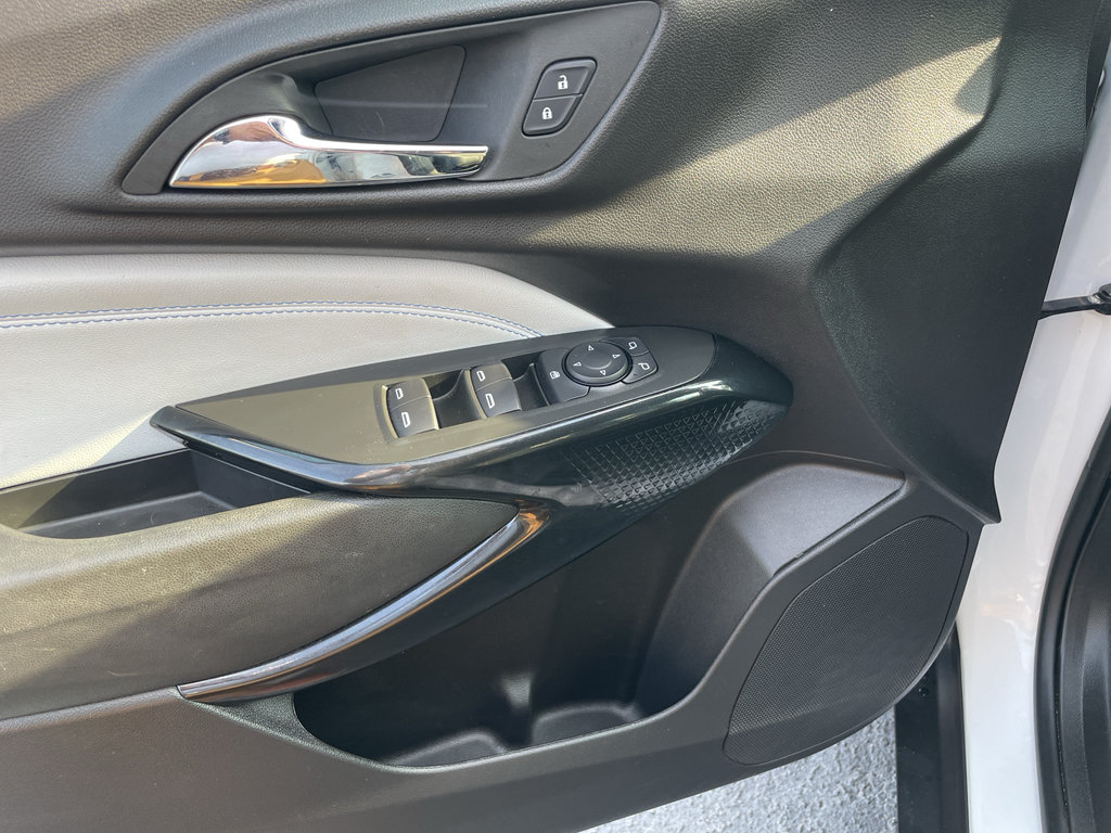 Certified 2025 Chevrolet Trax LT FWD image 17