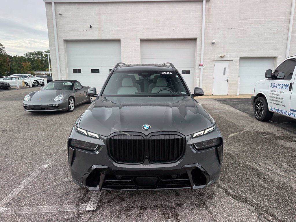 Used 2024 BMW X7 xDrive40i w/ M Sport Package AWD/4WD image 7