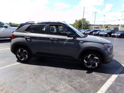 Used 2023 Hyundai Venue Limited FWD image 3