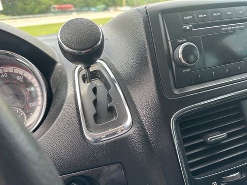 Used 2012 Dodge Grand Caravan American Value Package FWD image 25