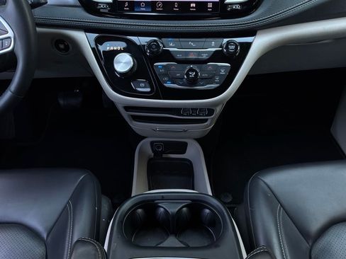 Used 2023 Chrysler Pacifica Touring-L FWD image 17