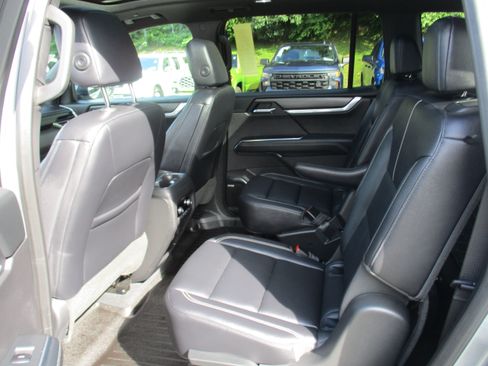 Used 2025 GMC Acadia Elevation w/ Elevation Premium Package AWD/4WD image 13