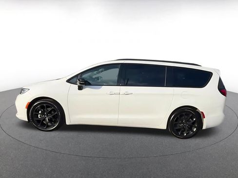 Used 2025 Chrysler Pacifica Limited image 9