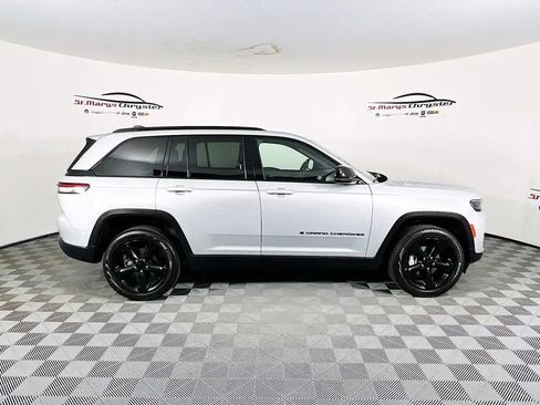 Used 2024 Jeep Grand Cherokee Limited w/ Black Appearance Package AWD/4WD image 9