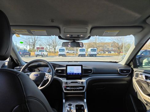 Certified 2022 Ford Explorer XLT w/ Equipment Group 202A image 11