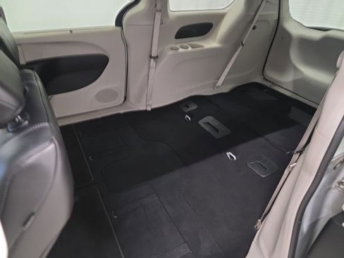 Used 2024 Chrysler Pacifica Touring-L image 10