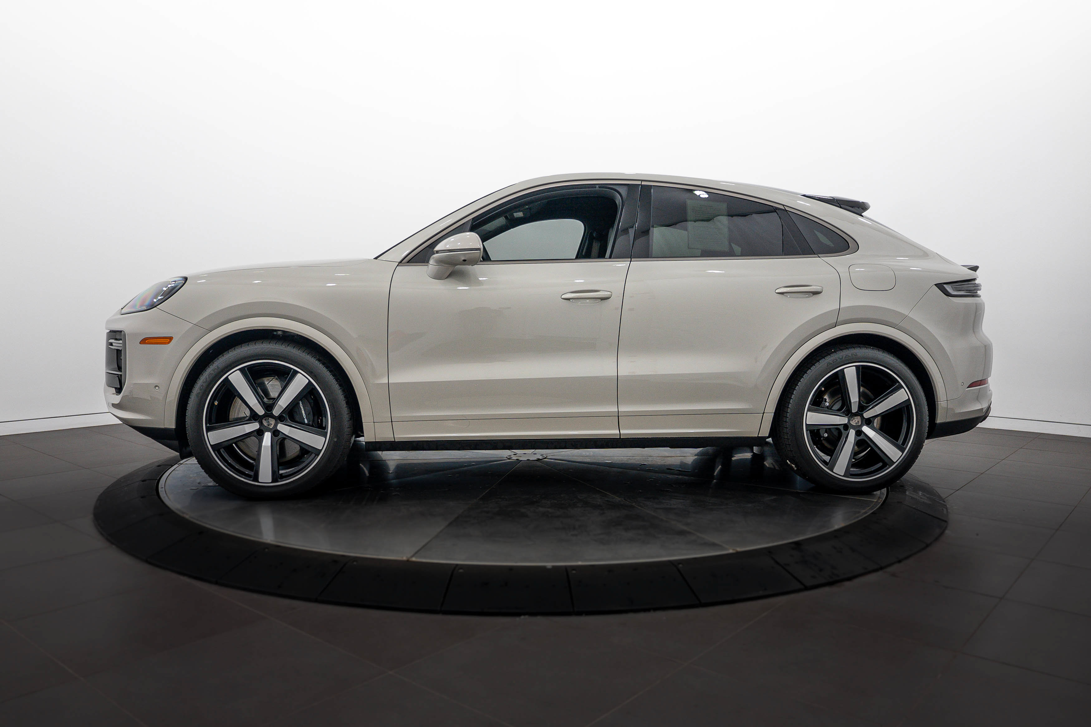 Certified 2025 Porsche Cayenne Turbo AWD/4WD image 2
