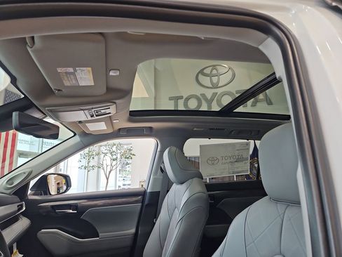 New 2026 Toyota Highlander Platinum AWD/4WD image 7