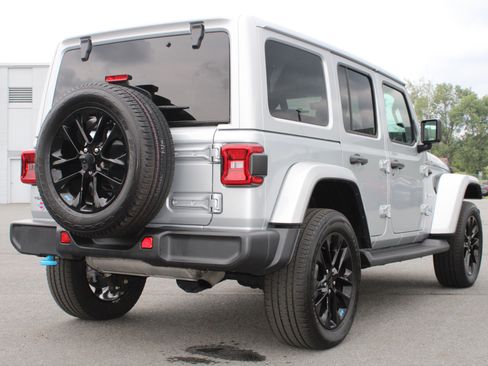 Used 2023 Jeep Wrangler Unlimited Sahara w/ Cold Weather Group AWD/4WD image 8
