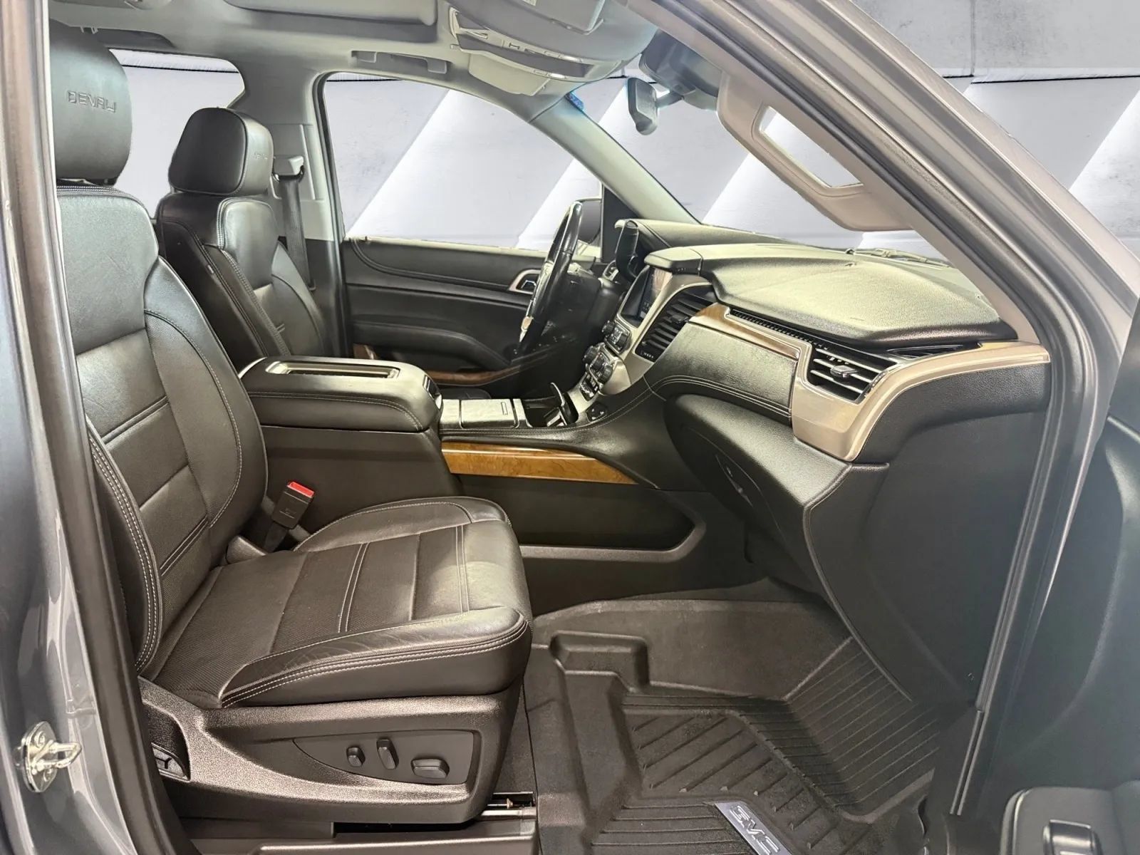 Used 2020 GMC Yukon XL Denali w/ Denali Ultimate Package AWD/4WD image 17