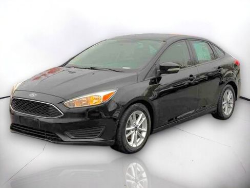 Used 2017 Ford Focus SE image 2