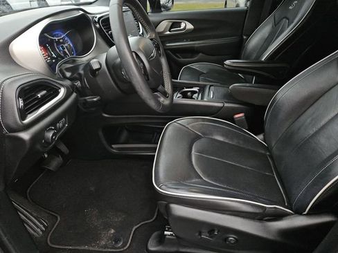 Used 2023 Chrysler Pacifica Limited w/ S Appearance Package image 32