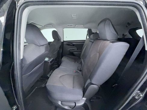 Used 2022 Toyota Highlander LE AWD/4WD image 18