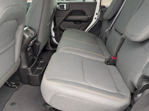 Used 2025 Jeep Wrangler Unlimited Sahara AWD/4WD image 15